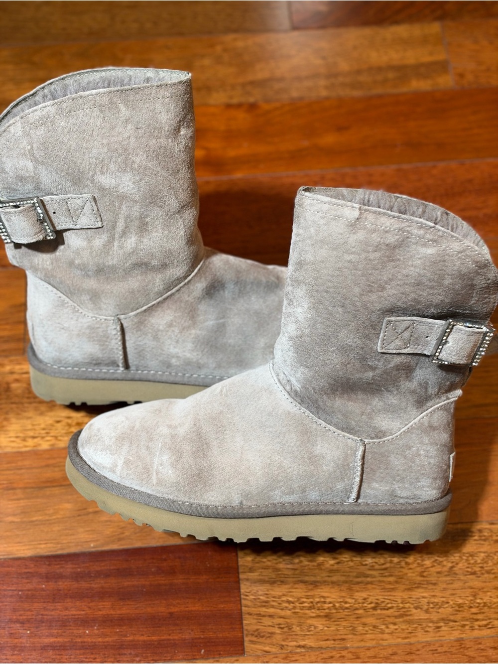 UGG size 8 Short Suede Boots - Lt Grey / Lavender Undertone